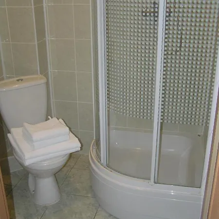 Pod Brzozami Oda ve Kahvaltı Poznan